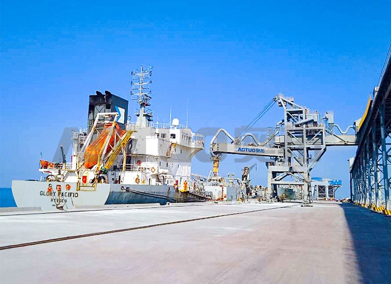 300-1500t/h 800-50000DWT Rail Mobile Ship Loader For Loading Bulk Materials